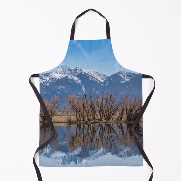 Aperçu de l'œuvre Réflexions sur l'eau et montagnes enneigées, arbres créée et vendue par SafariByMarisa.