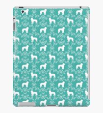 Golden Doodle dog breed silhouette floral dog breed pattern doodles iPad Case/Skin