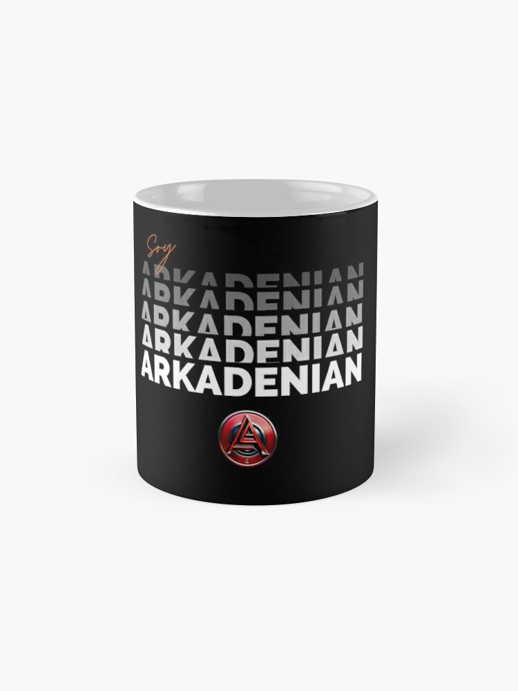 Taza de café con la obra soy Arkadenian, diseñada y vendida por SaraPanacea