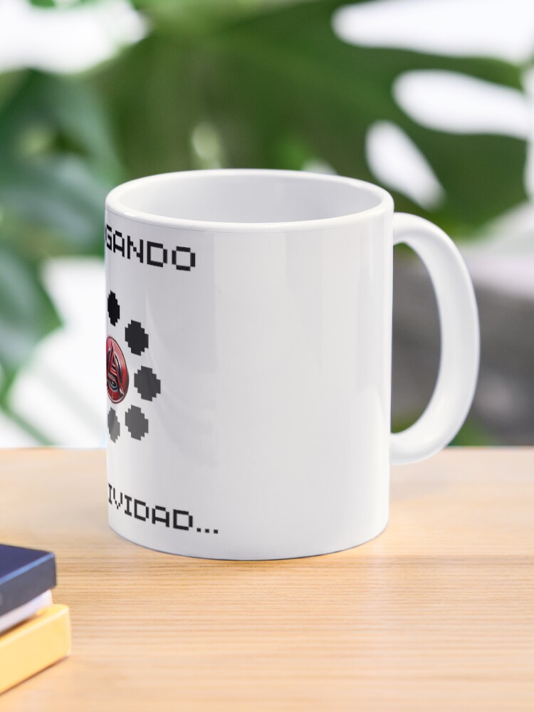 Imagen 1 de 6, Taza de café con la obra Cargando creatividad, diseñada y vendida por SaraPanacea.