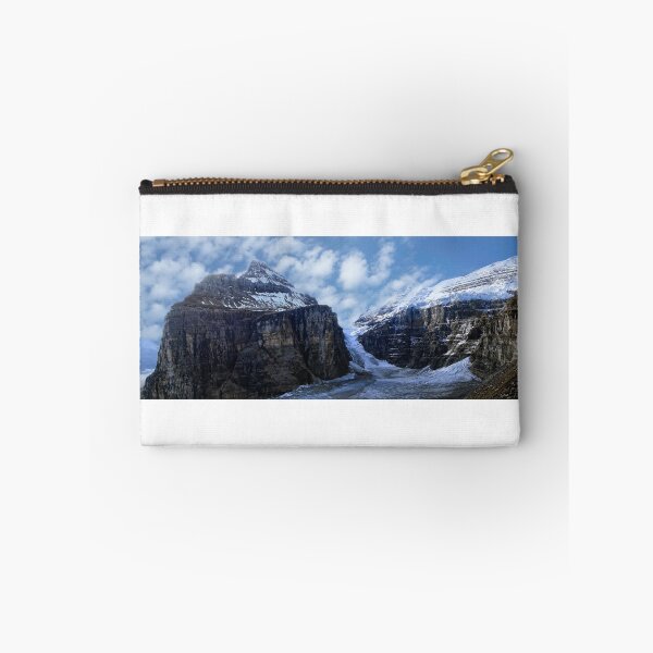 Artikelvorschau, Gletscherberge, die über Lake Louise aufragen - Banff, Kanada entworfen und verkauft von Daniel Hagerman.