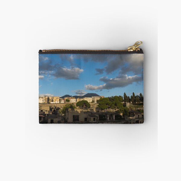 Artikelvorschau, Herculaneum – Dramatischer Himmel und Schatten erinnern an die Katastrophe des Vulkanausbruchs in der Antike entworfen und verkauft von Georgia Mizuleva.