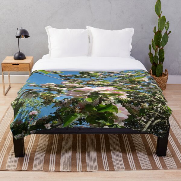Aperçu de l'œuvre  Fleur de pommier en fleurs créée et vendue par JANDR-Designs.