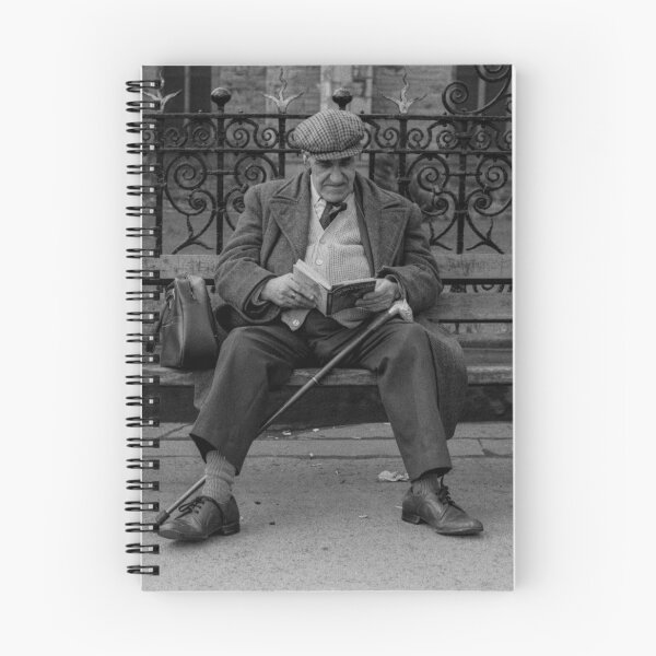 Artikelvorschau, Old Man Reading - Blackburn eine Stadt und ihre Leute entworfen und verkauft von Christopher Ball.