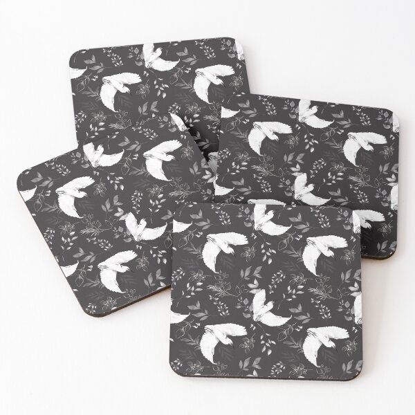 Aperçu de l'œuvre Motifs floraux fantaisistes sans couture avec oiseaux blancs et fond noir créée et vendue par OFMdesigns.