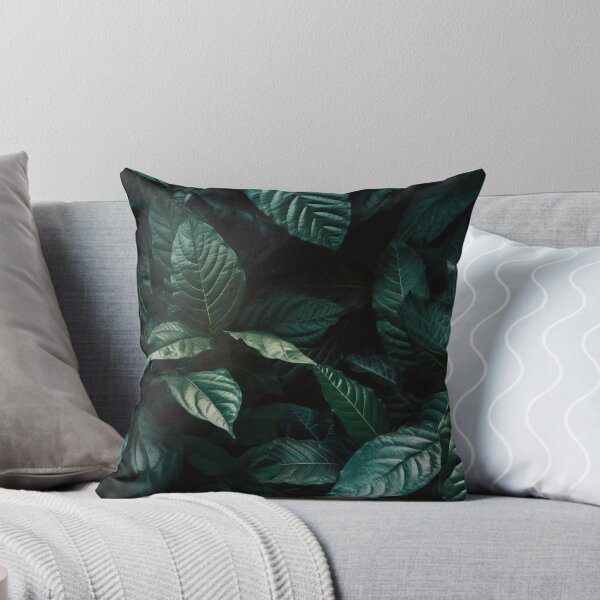 Aperçu de l'œuvre Motif naturel esthétique sans couture de feuilles vertes luxuriantes dans le jardin d'été pendant l'heure presque matinale créée et vendue par SeamlessGuru.