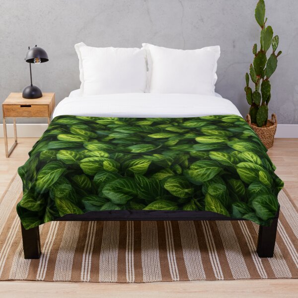 Aperçu de l'œuvre Modèle de nature esthétique sans couture de feuilles vertes luxuriantes dans le jardin d'été pendant près de l'heure du matin créée et vendue par SeamlessGuru.