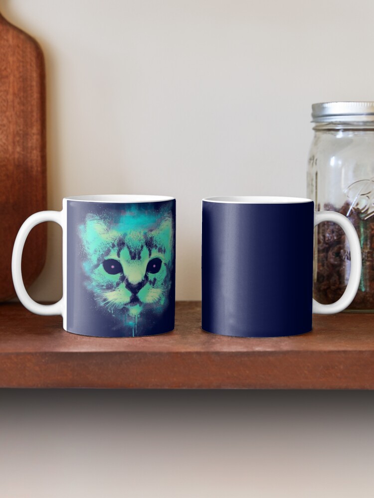 Taza de café con la obra Gato cósmico, diseñada y vendida por Lou Patrick Mackay