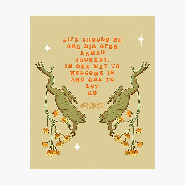 Aperçu de l'œuvre Conception de grenouille et de bouton d'or avec une citation douce pour vous faire sourire ;} créée et vendue par Twinkling  Toad.