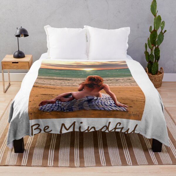 Aperçu de l'œuvre Femmes assises sur une plage en regardant le coucher du soleil calme détendu zen bouddhisme yoga créée et vendue par Fantasyart123.