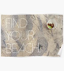 Finden Sie Ihr Strandgetränk im Sand Poster