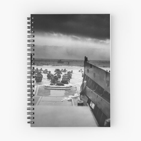 Artikelvorschau, Berühmtes Foto der Invasion am D-Day, Omaha Beach, Normandie, Frankreich, historisches Schwarzweißfoto der alliierten Invasion am Strand der US-Truppen im Zweiten Weltkrieg entworfen und verkauft von Jéanpaul Ferro.