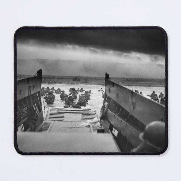 Artikelvorschau, Berühmtes Foto der Invasion am D-Day, Omaha Beach, Normandie, Frankreich, historisches Schwarzweißfoto der alliierten Invasion am Strand der US-Truppen im Zweiten Weltkrieg entworfen und verkauft von Jéanpaul Ferro.