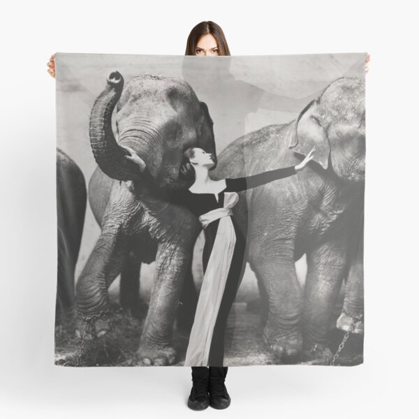 Aperçu de l'œuvre Dovima aux éléphants, 1955 - RICHARD AVEDON - Photographie de mode créée et vendue par HoneymoonHotel.