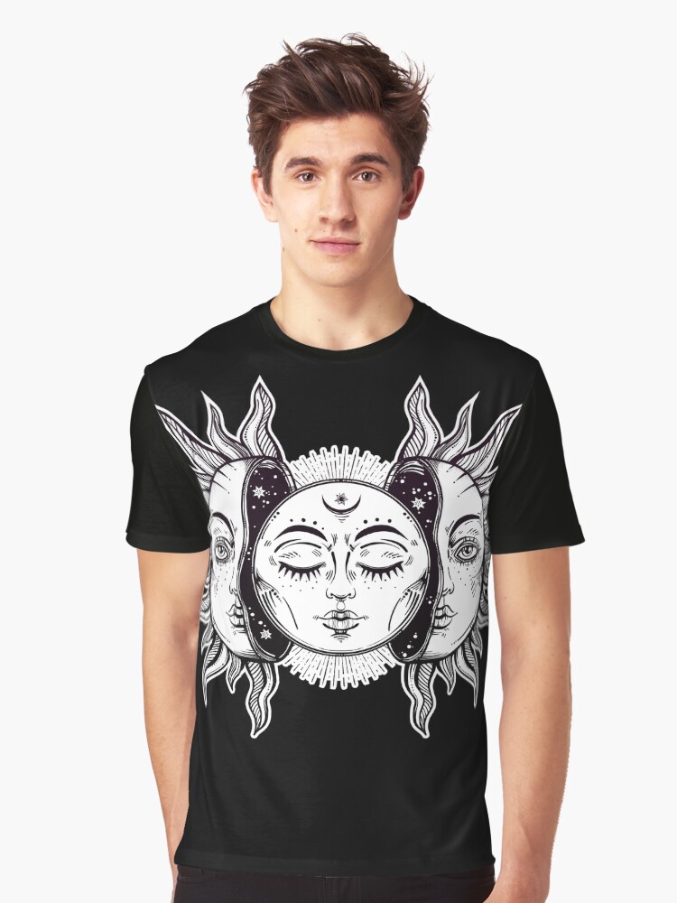 Imagen 1 de 5, Camiseta gráfica con la obra Eclipse solar retro de sol y luna retro, diseñada y vendida por MagneticMama.