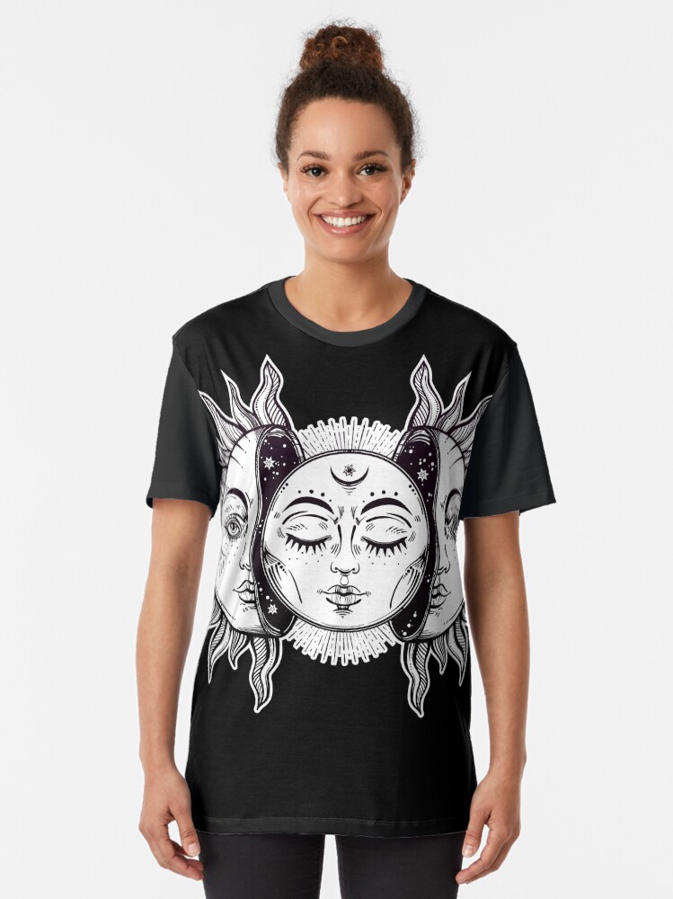 Imagen 2 de 5, Camiseta gráfica con la obra Eclipse solar retro de sol y luna retro, diseñada y vendida por MagneticMama.