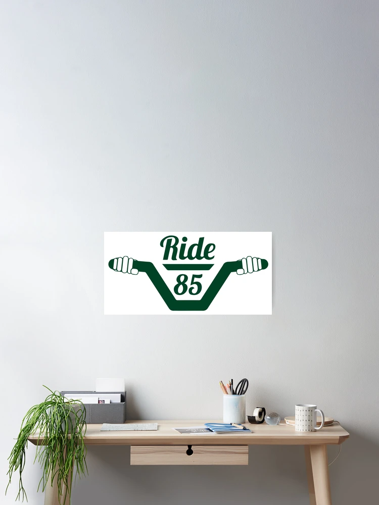 Aperçu 2 sur 3. Poster avec l'œuvre Barres Ride85 - Vermont Racing Green créée et vendue par Ride85.