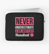 Funda para portátil Nunca subestimes a una chica que juega balonmano