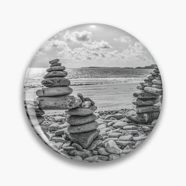 Artikelvorschau, Rock Cairns am Strand von Amroth, Wales, Schwarz und Weiß entworfen und verkauft von Paul Thompson Photography.