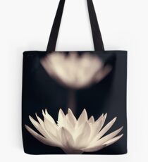 Lirio Dedos Tote Bag