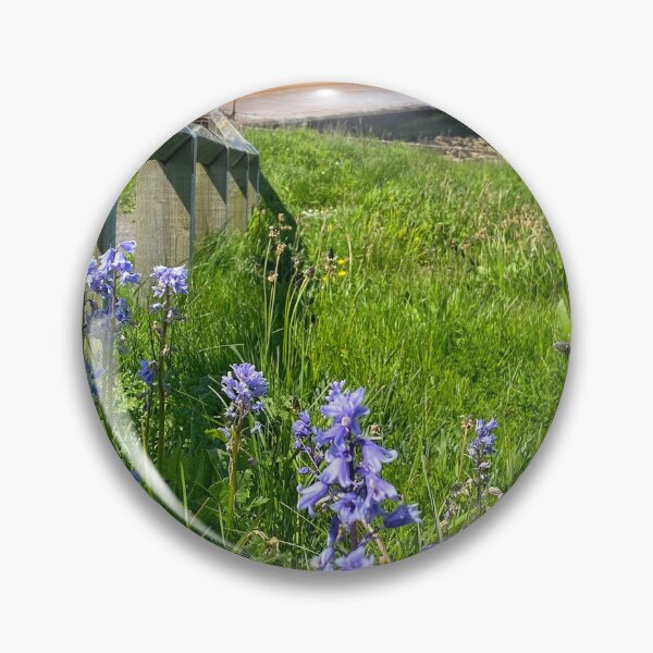 Artikelvorschau, Wilde Glockenblumen auf dem Weg zum Strand entworfen und verkauft von Violaman.