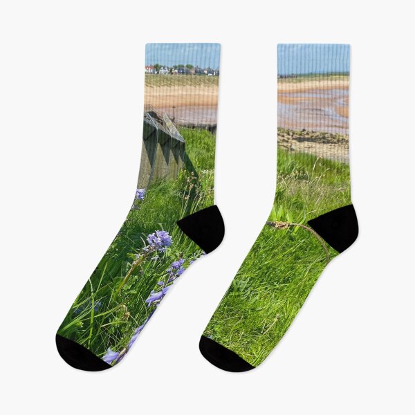 Artikelvorschau, Wilde Glockenblumen auf dem Weg zum Strand entworfen und verkauft von Violaman.