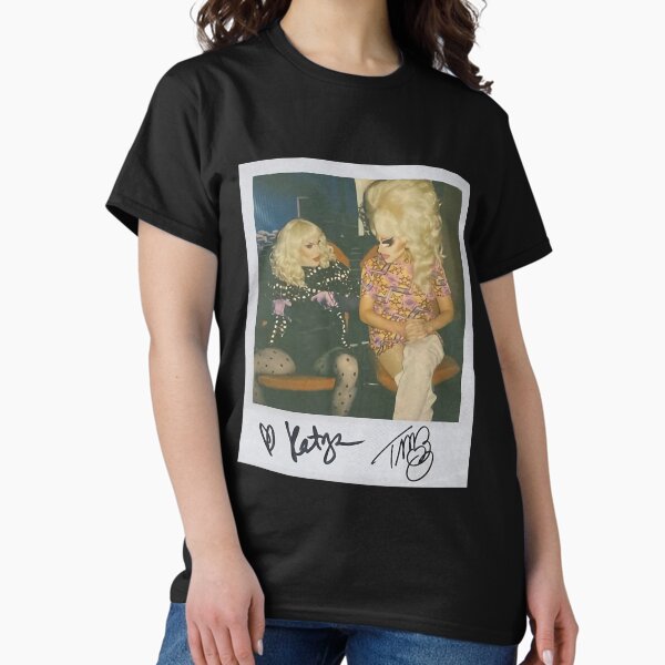 Aperçu de l'œuvre TRIXIE ET KATYA REGARDENT LA CHATTE créée et vendue par IkayTees.
