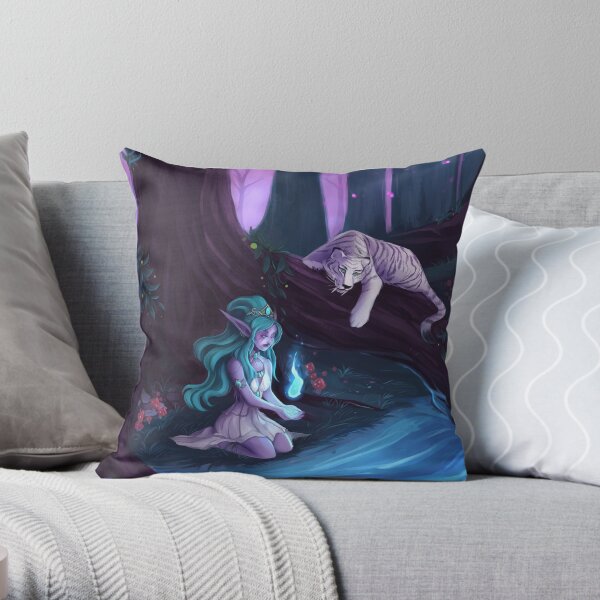 Elune guide your path Throw Pillow