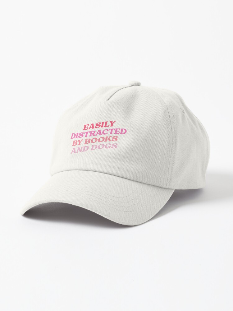 Aperçu 1 sur 7. Casquette avec l'œuvre Facilement distrait par les livres et les chiens créée et vendue par Portoricat.