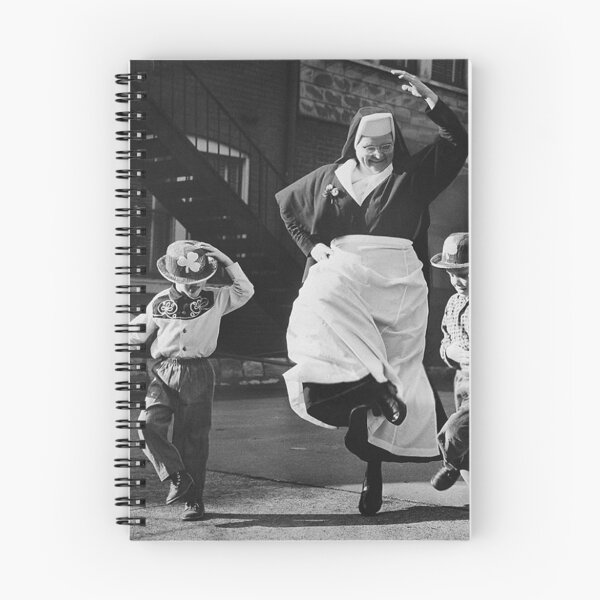 Artikelvorschau, Nonne tanzt mit Kindern entworfen und verkauft von jorayaliu.