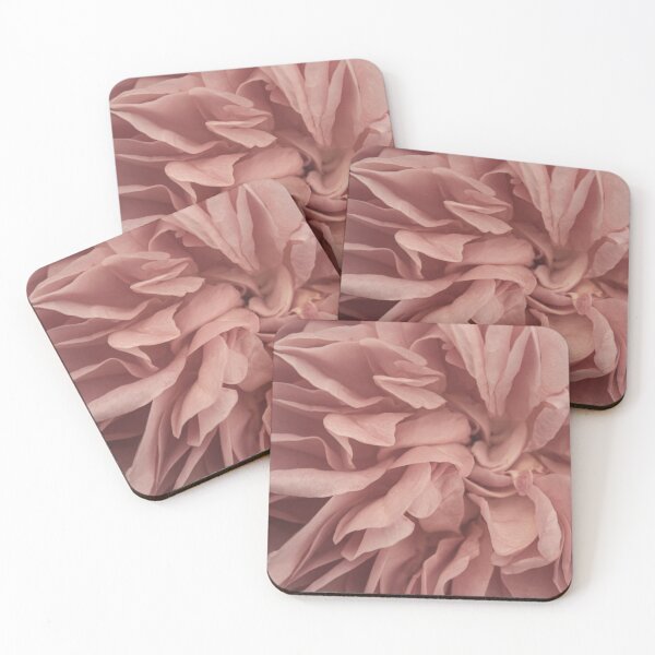 Aperçu de l'œuvre Pink Petals III créée et vendue par victoria frost.