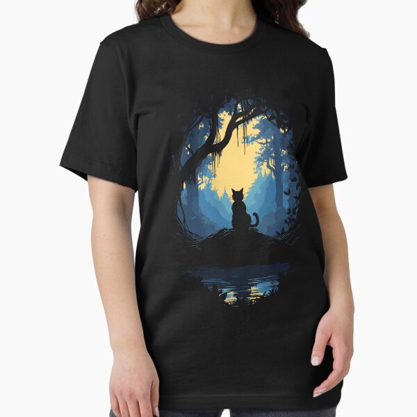 Vista previa del artículo con la obra «Gato negro en el bosque mágico bajo la luz de la luna», diseñado y vendido por BrilliantTShop.