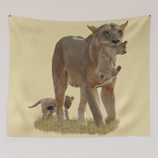 Artikelvorschau, Löwin mit Löwenbabys in Afrika - Raubkatze - Katze entworfen und verkauft von TShirtsundMehr.