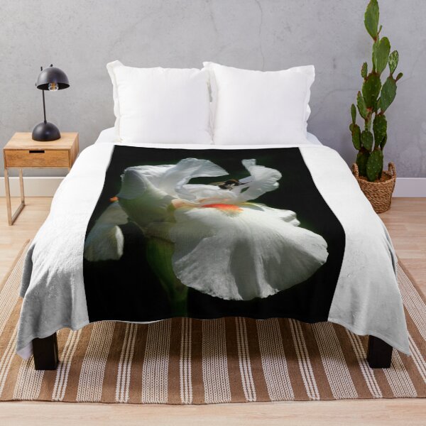 Aperçu de l'œuvre Iris blanc sur fond noir créée et vendue par olena2552.