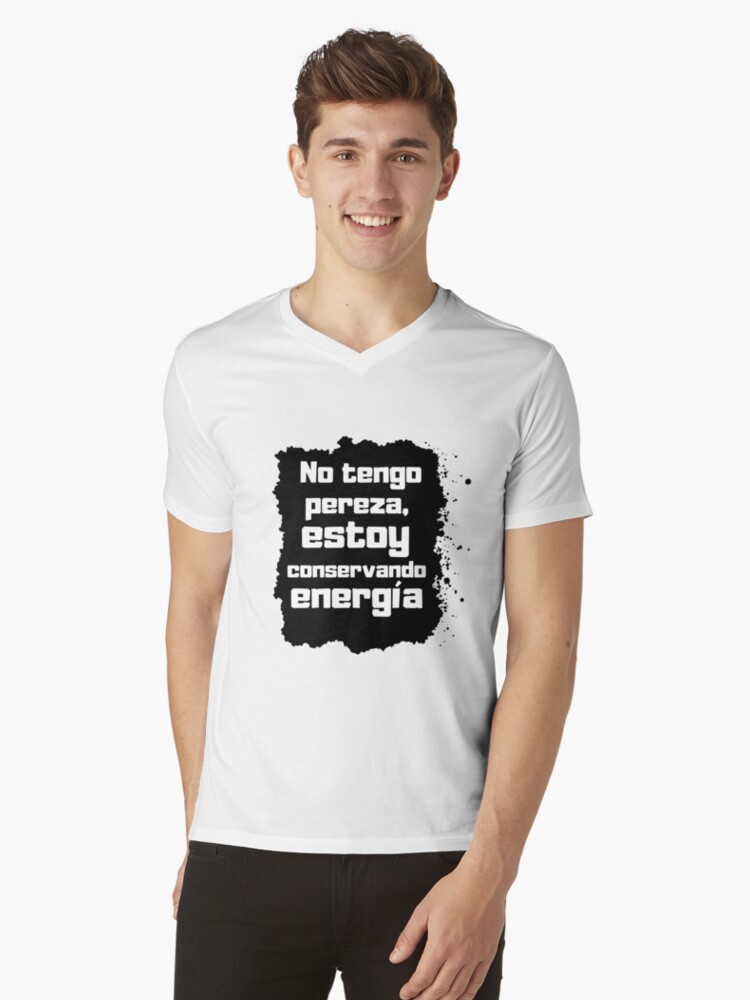 Imagen 1 de 3, Camiseta de cuello en V con la obra No tengo pereza, estoy conservando energía, diseñada y vendida por altohero.
