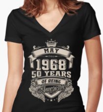 Camiseta entallada de cuello en V Nacido en mayo de 1968 - 50 años de ser increíble