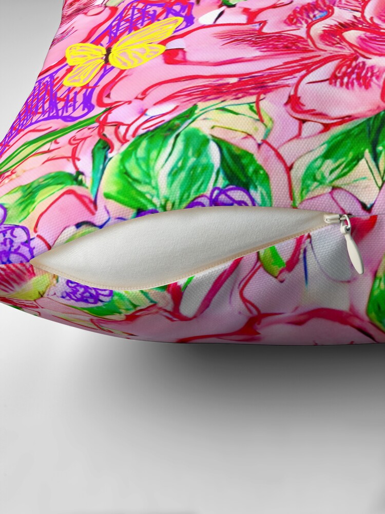 Aperçu 2 sur 4. Coussin avec l'œuvre Fleurs et papillons de chinoiserie moderne créée et vendue par SophieClimaArt.