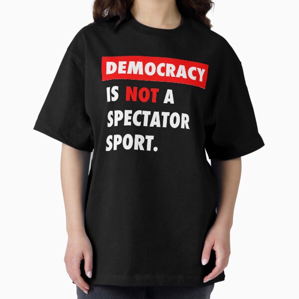 Vista previa del artículo con la obra «La democracia no es un deporte para espectadores», diseñado y vendido por Thelittlelord.