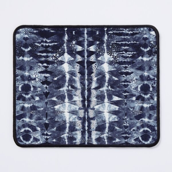 Aperçu de l'œuvre Géométrie océanique : Inspiration poisson en bleu et blanc, variante avec rayures verticales créée et vendue par dieXantha.