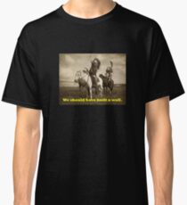 Camiseta clásica Native America "Deberíamos haber construido un muro".