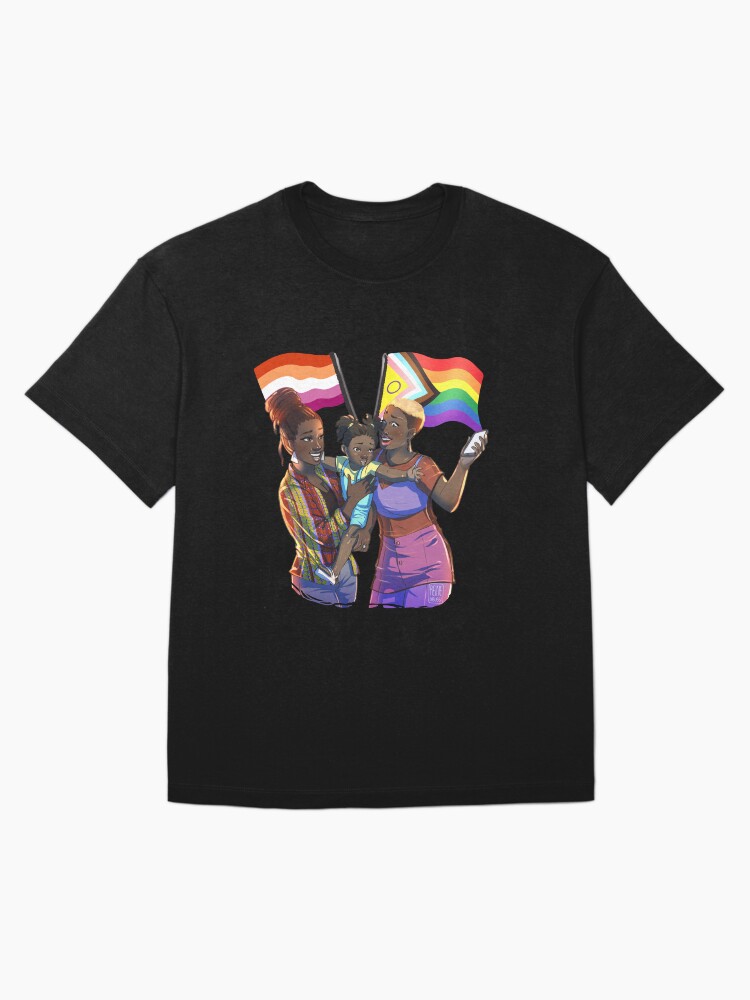 Aperçu 3 sur 7. T-shirt oversize avec l'œuvre Lesbiennes noires et afro - La famille créée et vendue par Reine-Dibussi.