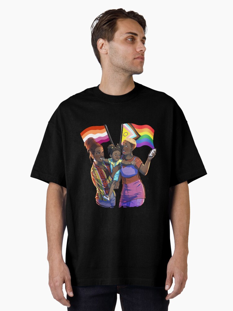 Aperçu 2 sur 7. T-shirt oversize avec l'œuvre Lesbiennes noires et afro - La famille créée et vendue par Reine-Dibussi.