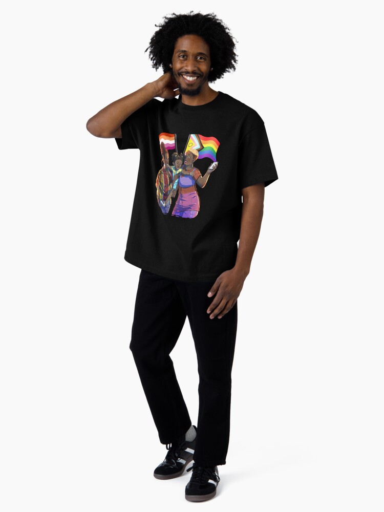Aperçu 4 sur 7. T-shirt oversize avec l'œuvre Lesbiennes noires et afro - La famille créée et vendue par Reine-Dibussi.