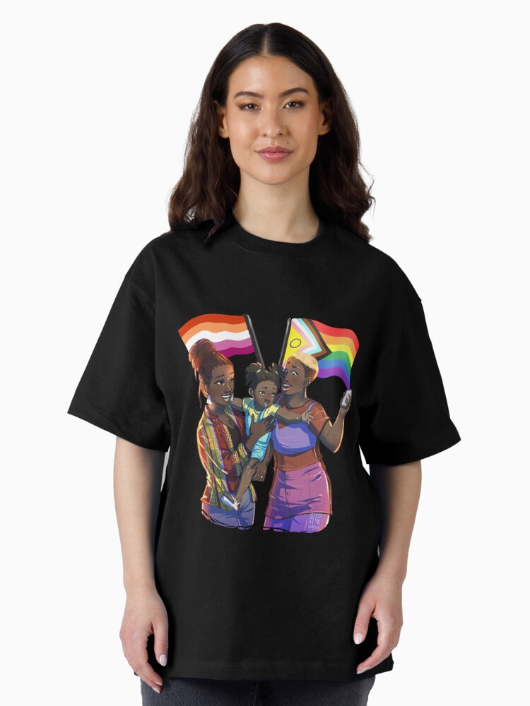 Aperçu 1 sur 7. T-shirt oversize avec l'œuvre Lesbiennes noires et afro - La famille créée et vendue par Reine-Dibussi.