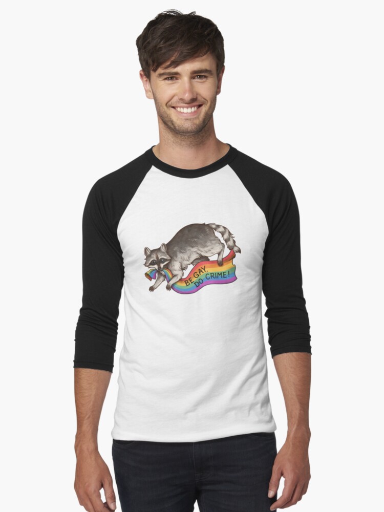 Thumbnail 1 von 3, Baseballshirt mit 3/4-Arm, BE GAY DO CRIME - Regenbogen Flagge Pride Flagge Stehlen Waschbär Müll Panda LGBTQIA QUEER TRANS Alphabet Mafia Lustiges Pride Shirt CSD Pride Month designt und verkauft von Veymoth.