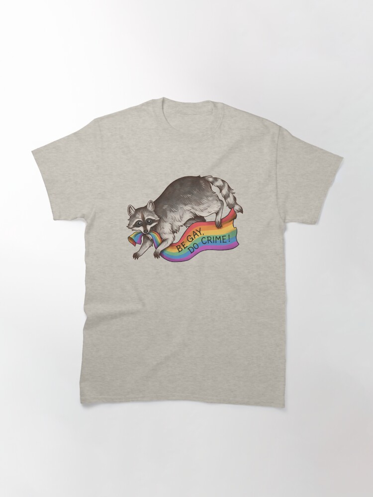 Thumbnail 3 von 7, Classic T-Shirt, BE GAY DO CRIME - Regenbogen Flagge Pride Flagge Stehlen Waschbär Müll Panda LGBTQIA QUEER TRANS Alphabet Mafia Lustiges Pride Shirt CSD Pride Month designt und verkauft von Veymoth.