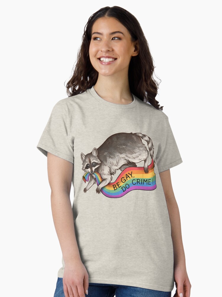 Thumbnail 1 von 7, Classic T-Shirt, BE GAY DO CRIME - Regenbogen Flagge Pride Flagge Stehlen Waschbär Müll Panda LGBTQIA QUEER TRANS Alphabet Mafia Lustiges Pride Shirt CSD Pride Month designt und verkauft von Veymoth.