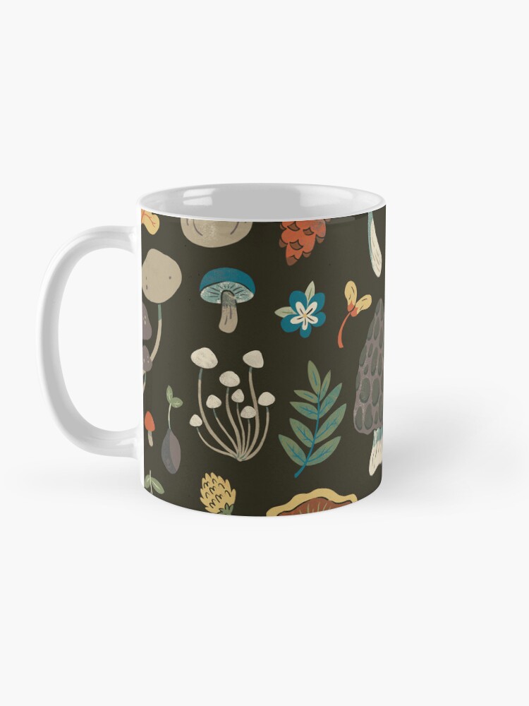 Thumbnail 3 von 6, Kaffeebecher, Wiederholtes Muster von Waldbodenpilzen designt und verkauft von CozyPtarmigan.