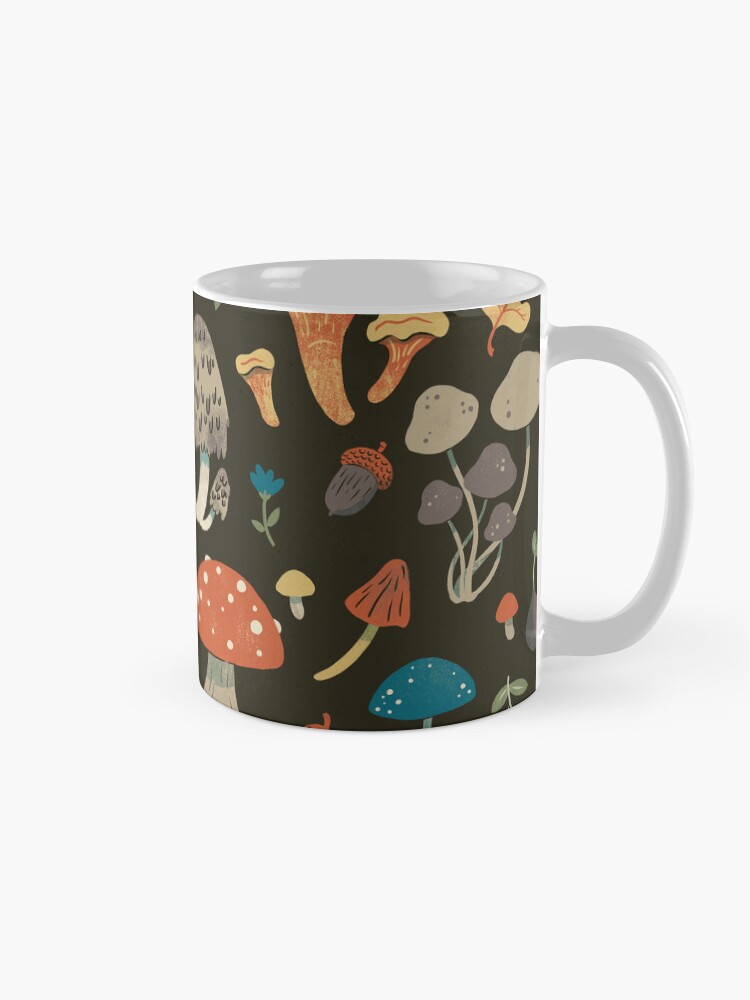 Thumbnail 5 von 6, Kaffeebecher, Wiederholtes Muster von Waldbodenpilzen designt und verkauft von CozyPtarmigan.