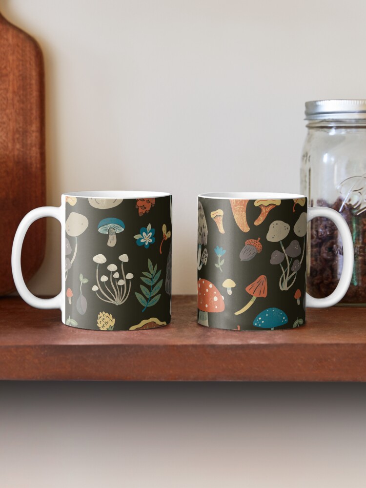 Thumbnail 2 von 6, Kaffeebecher, Wiederholtes Muster von Waldbodenpilzen designt und verkauft von CozyPtarmigan.